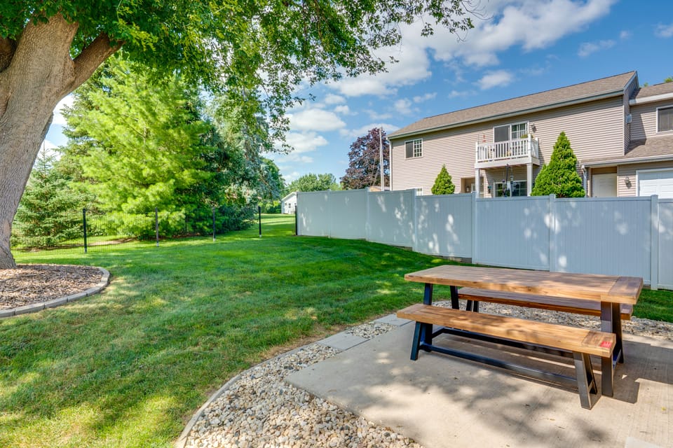 1 Mi to Beach: Dog-Friendly Condo in Lake Mills! Apartment in Wisconsin