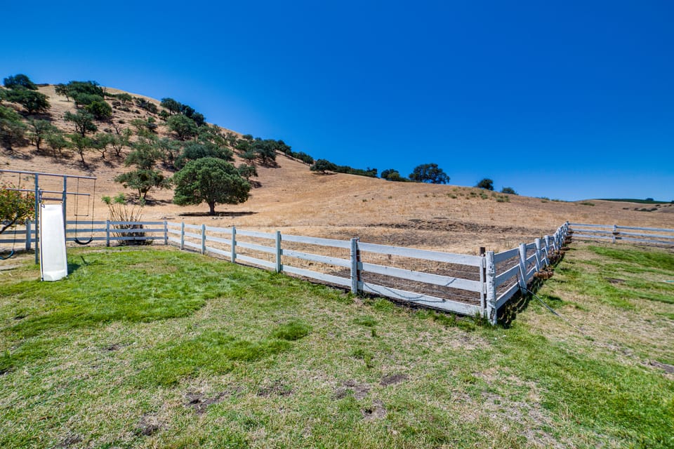 Fenced Yard & Outdoor Bar: Hillside Paicines Home! House in Sierra Nevada