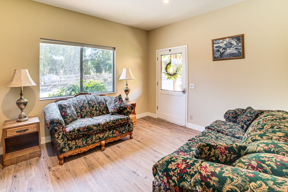 Fenced Yard & Outdoor Bar: Hillside Paicines Home! House in Sierra Nevada