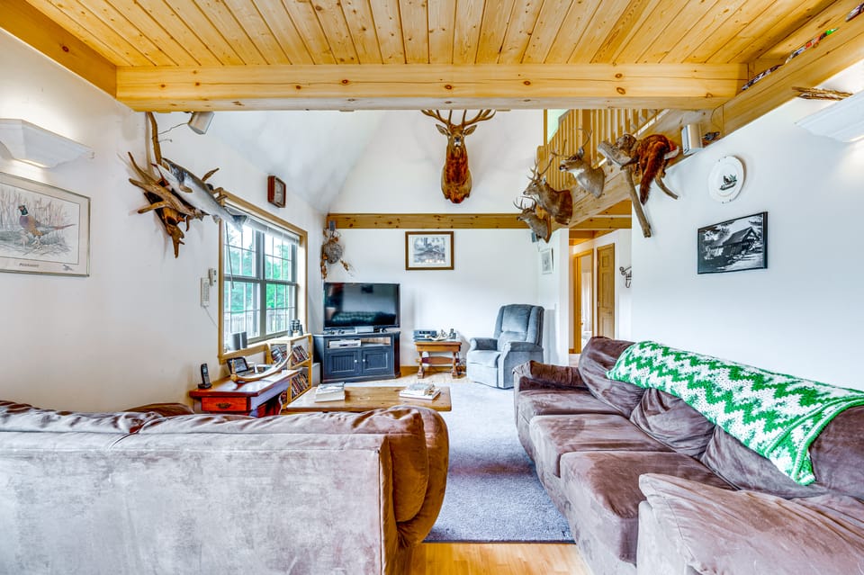 5 Mi to Jay Peak Resort: Cabin w/ Pond Access! House in Jay