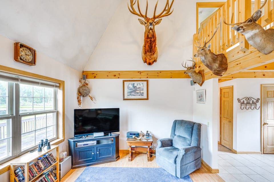 5 Mi to Jay Peak Resort: Cabin w/ Pond Access! House in Jay