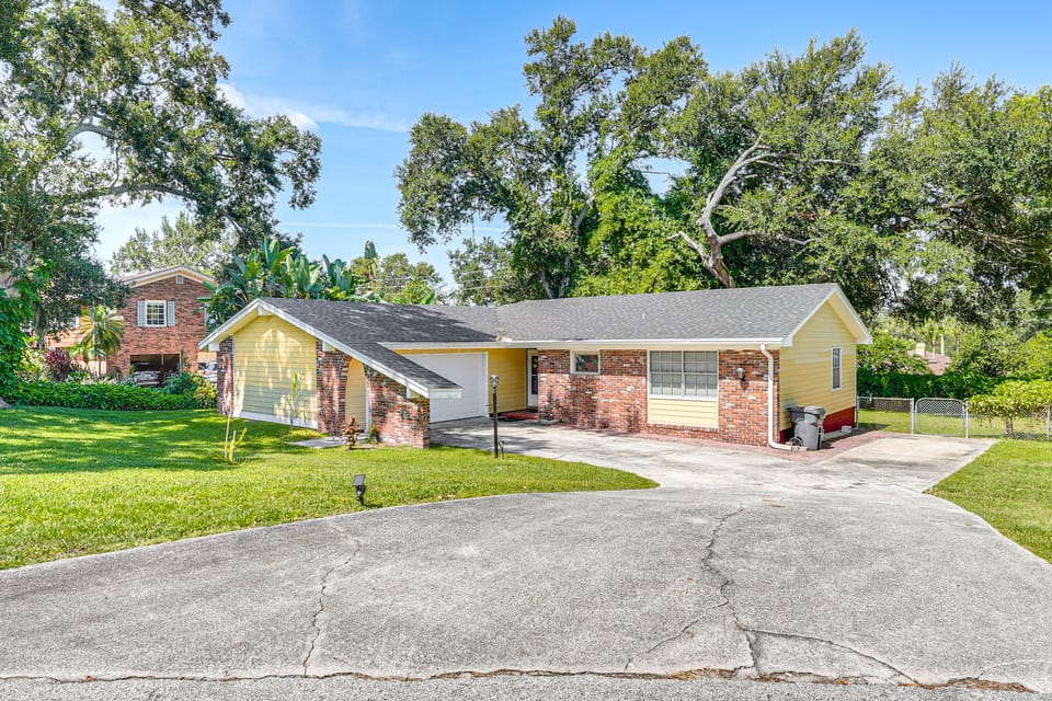 Group Getaway w/ Deck & Yard in Lakeland! House in Lakeland