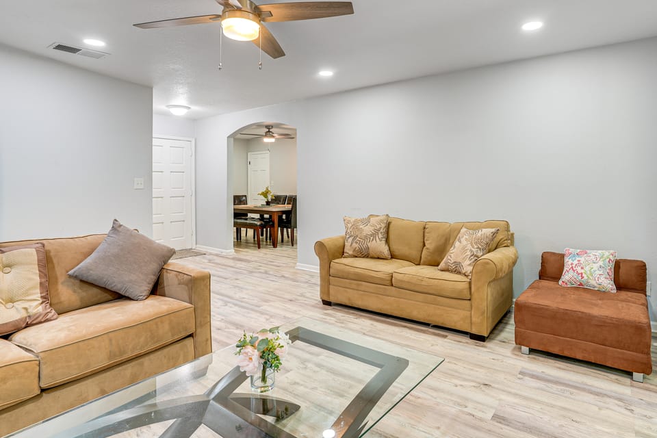 Group Getaway w/ Deck & Yard in Lakeland! House in Lakeland