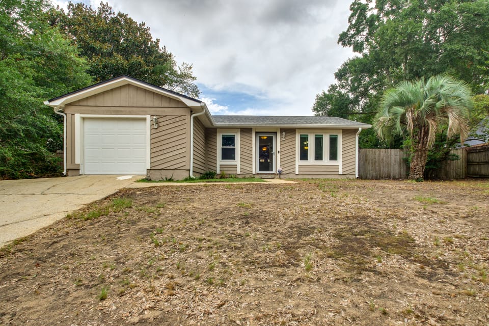 Shop, Dine & Visit UWF: Pensacola Home w/ Yard! House in Pensacola