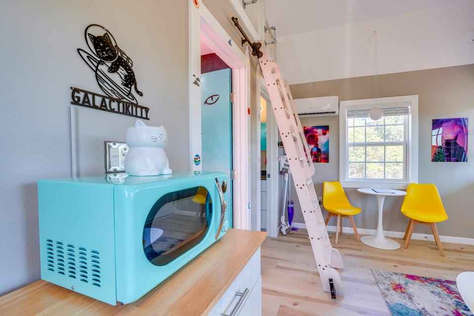'Galactikitty' - Quirky Cabin Near Lake Brownwood! House in Texas