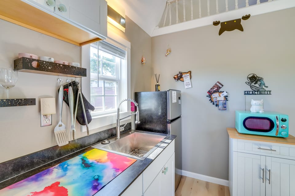 'Galactikitty' - Quirky Cabin Near Lake Brownwood! House in Texas