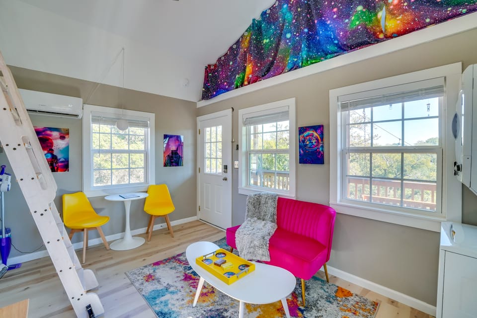 'Galactikitty' - Quirky Cabin Near Lake Brownwood! House in Texas