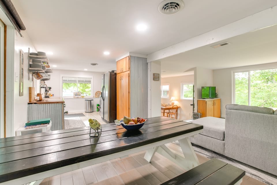 1 Mi to Burr Oak Lake: Cozy Family Home! House in Ohio