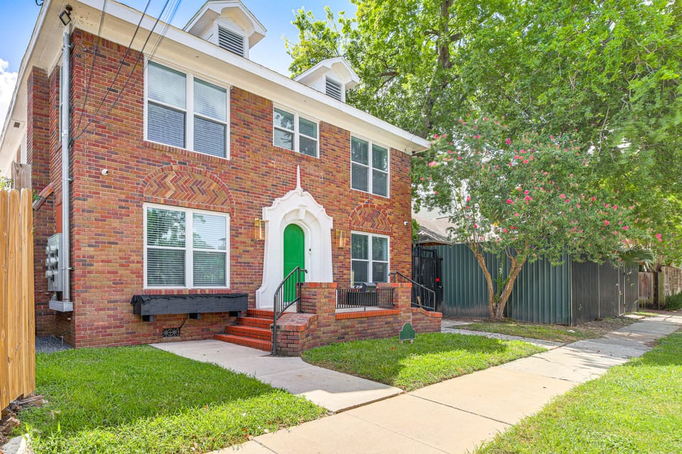 'The Penthouse' in Space City: 10 Mi to NRG Apartment in Houston