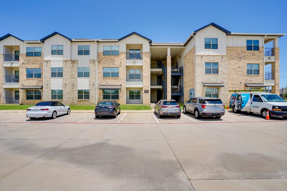 Gateway to Fort Worth & Burleson! Couple’s Apt Apartment in Burleson