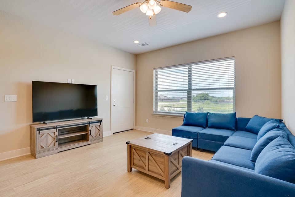 Gateway to Fort Worth & Burleson! Couple’s Apt Apartment in Burleson