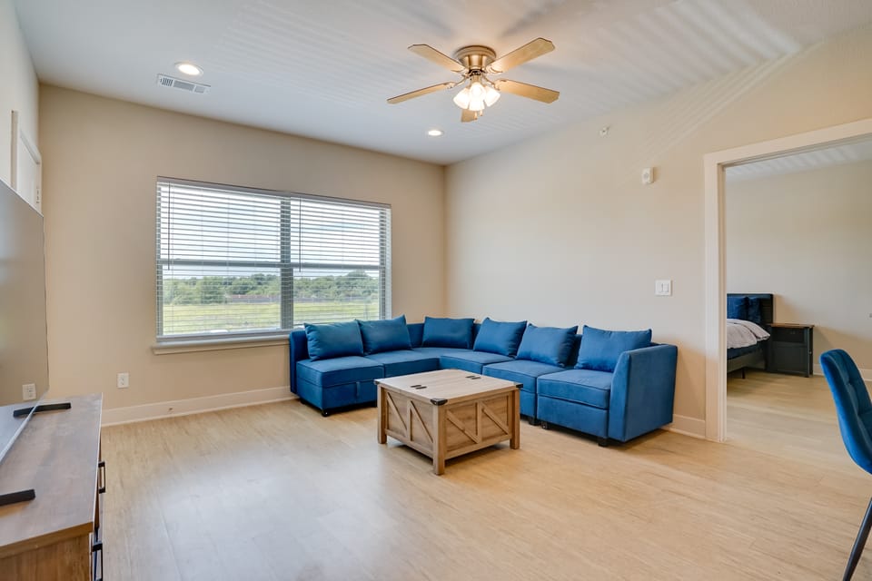 Gateway to Fort Worth & Burleson! Couple’s Apt Apartment in Burleson