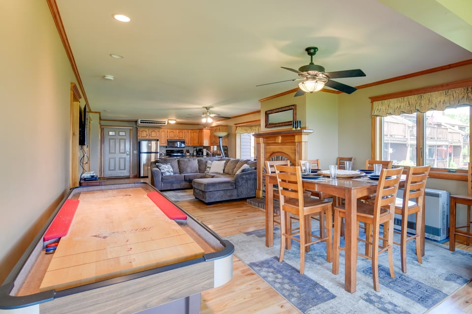 Pool Access: Waterfront Lake Memphremagog Condo! Apartment in Derby