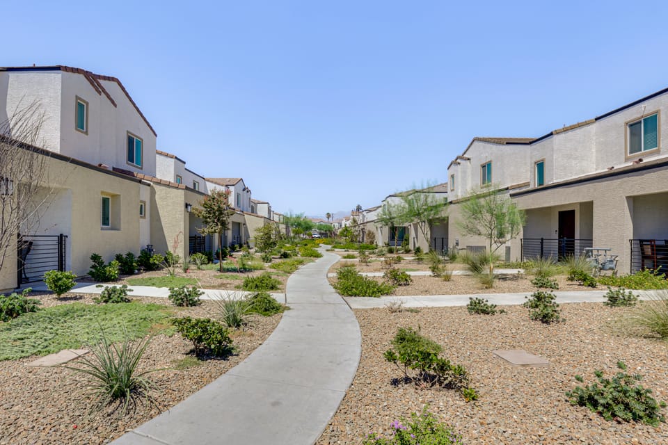 5 Mi to Vegas Strip: Family Townhome Near Parks! Apartment in North Las Vegas