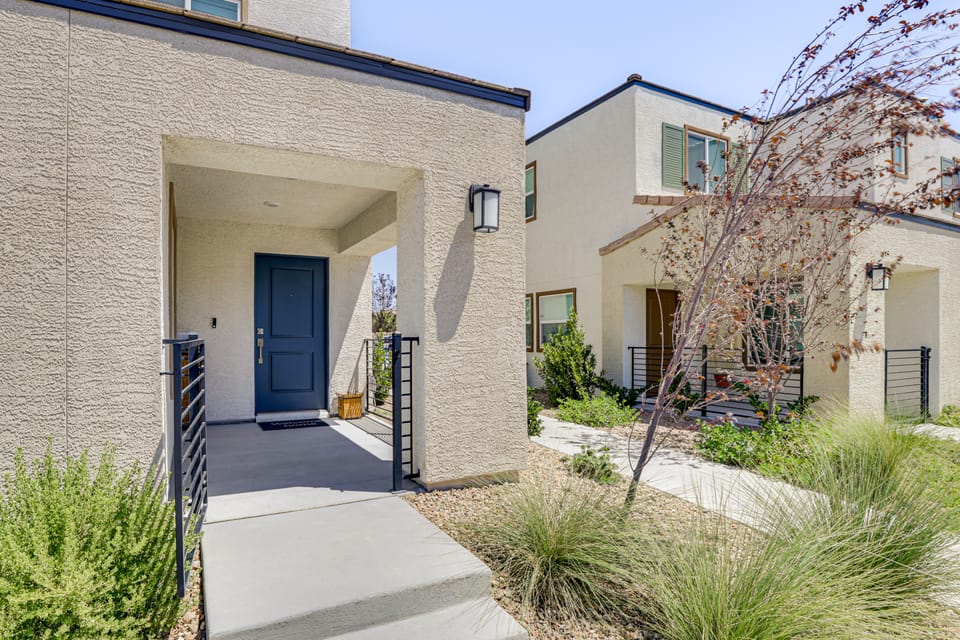 5 Mi to Vegas Strip: Family Townhome Near Parks! Apartment in North Las Vegas