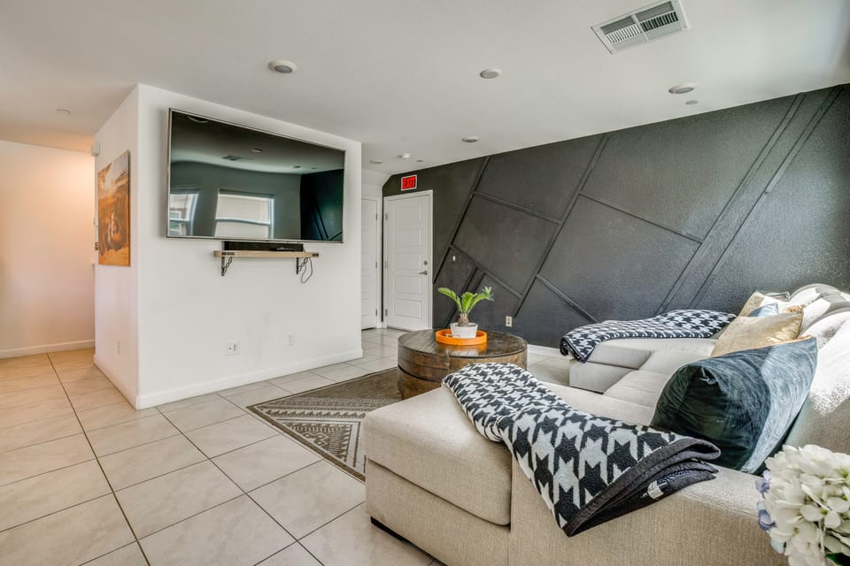 5 Mi to Vegas Strip: Family Townhome Near Parks! Apartment in North Las Vegas