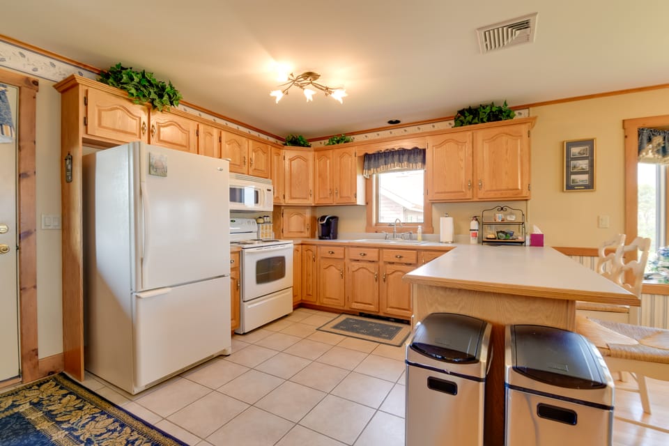 Lake Memphremagog Access: Newport Condo w/ Balcony Apartment in Derby