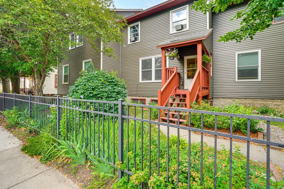 Walk to Bites & Whittier Park: Uptown Getaway! Apartment in Minneapolis