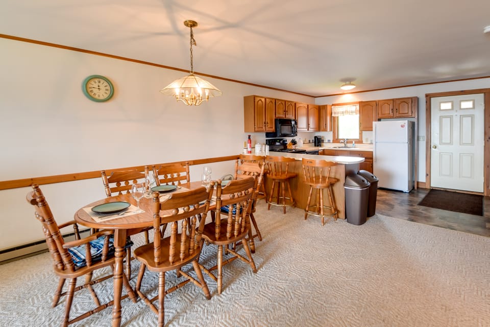 Mtn Views & Pool Access: Lake Memphremagog Condo! Apartment in Derby