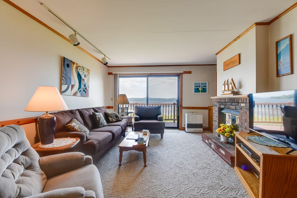 Mtn Views & Pool Access: Lake Memphremagog Condo! Apartment in Derby