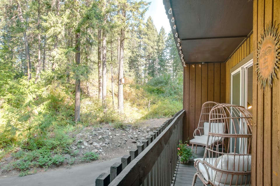 Cozy 2BR Condo Walk to Lake, Saltwater Pool & Golf Apartment in Kootenai County