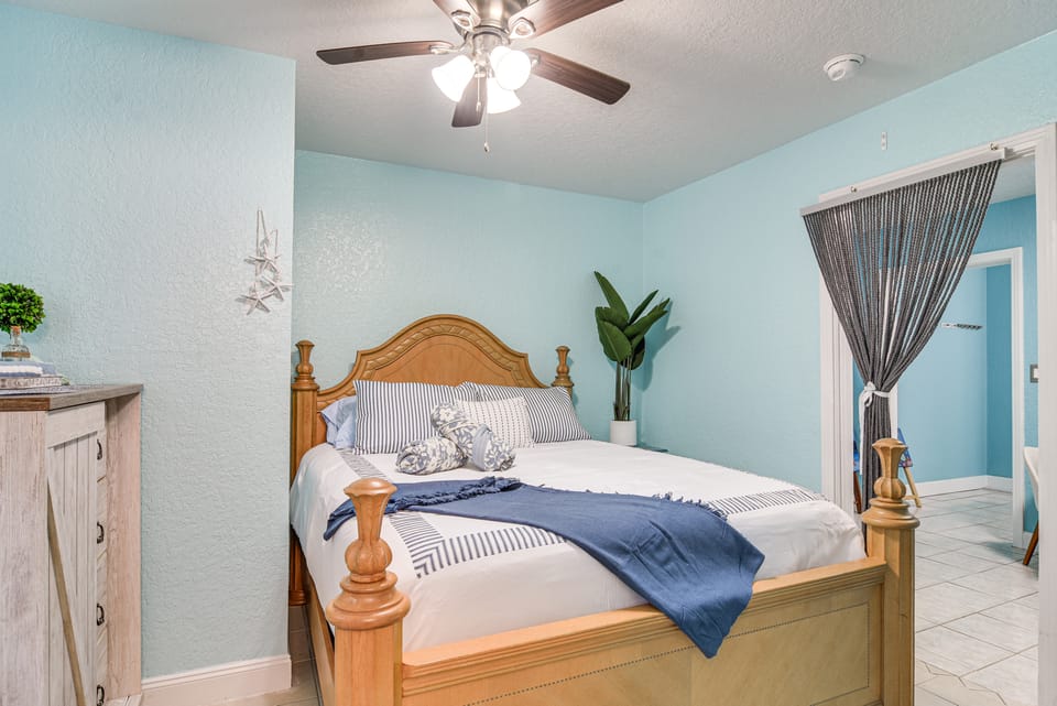Walk to Dining & Sand! St Pete Beach Apartment Apartment in Saint Pete Beach