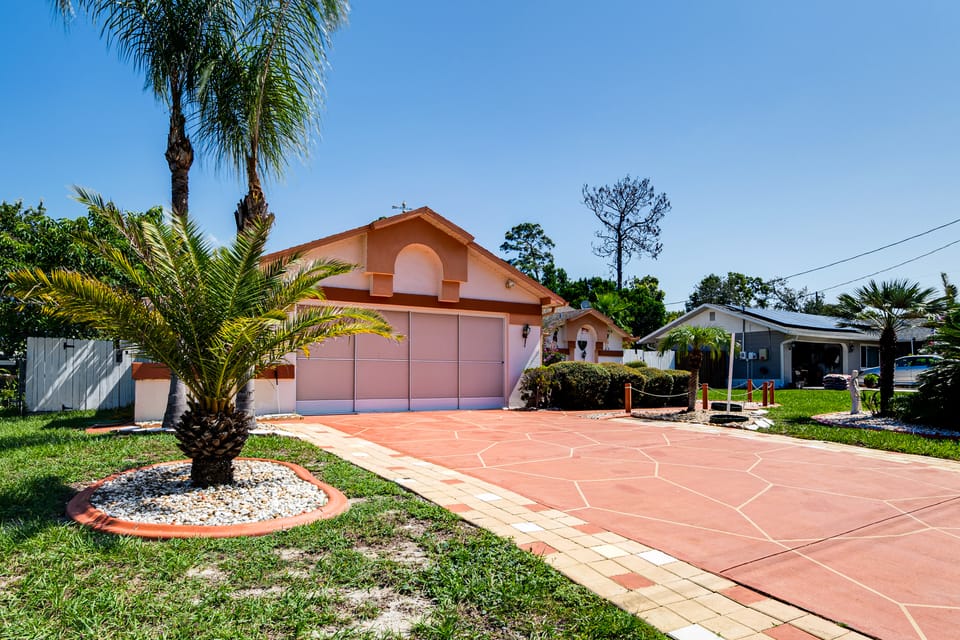 3 Mi to Weeki Wachee Springs SP: Poolside Oasis! House in Spring Hill