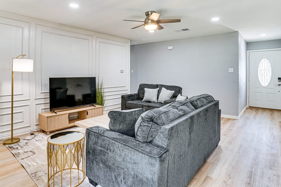 Family Home in Ft Worth Suburbs Near Benbrook Lake House in Fort Worth