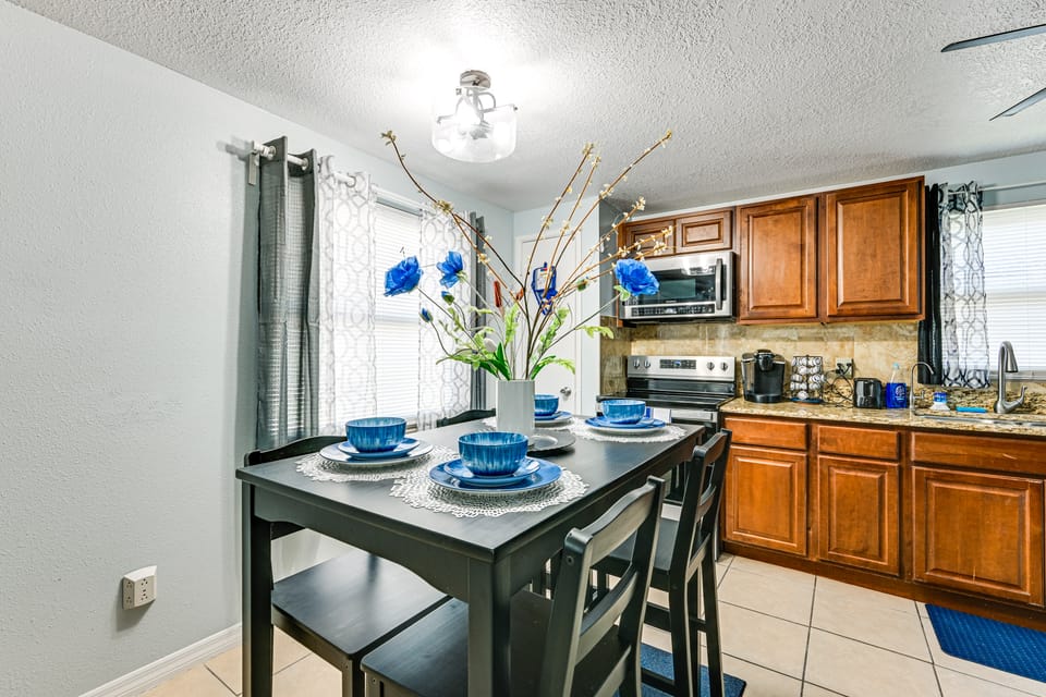 7 Mi to Busch Gardens: Tampa Gem w/ Yard! House in Tampa