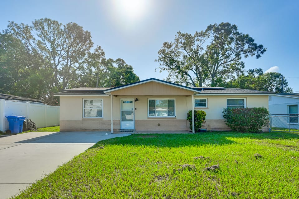 7 Mi to Busch Gardens: Tampa Gem w/ Yard! House in Tampa