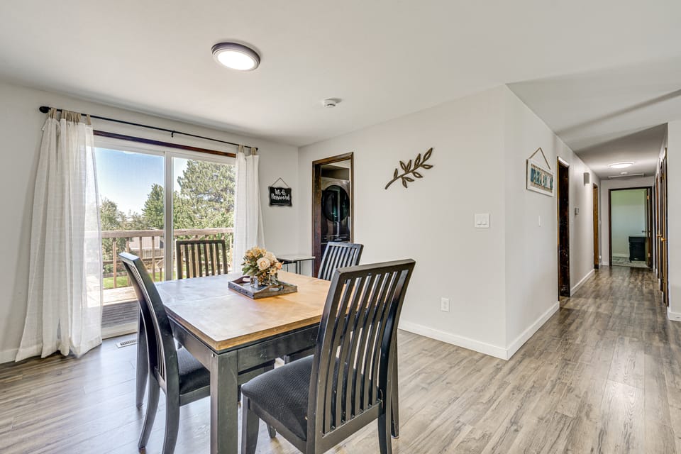 Cozy Apt w/ Private Deck, 2 Mi to Toyota Center! House in Kennewick