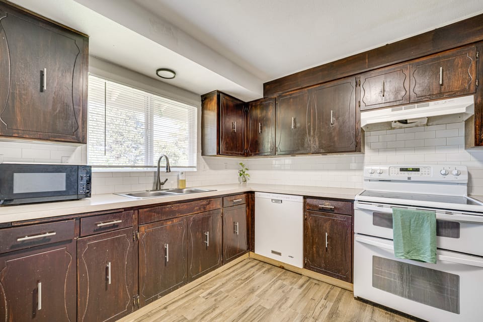 Cozy Apt w/ Private Deck, 2 Mi to Toyota Center! House in Kennewick