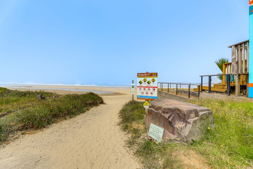 Walk to Beach: Dog-Friendly Home in Lincoln City House in Devils Lake