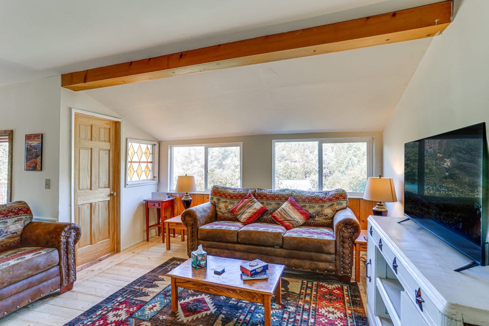 Updated Cabin in Lewiston Historical District! House in California