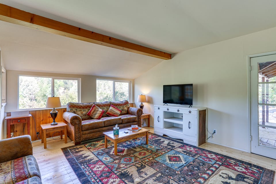 Updated Cabin in Lewiston Historical District! House in California