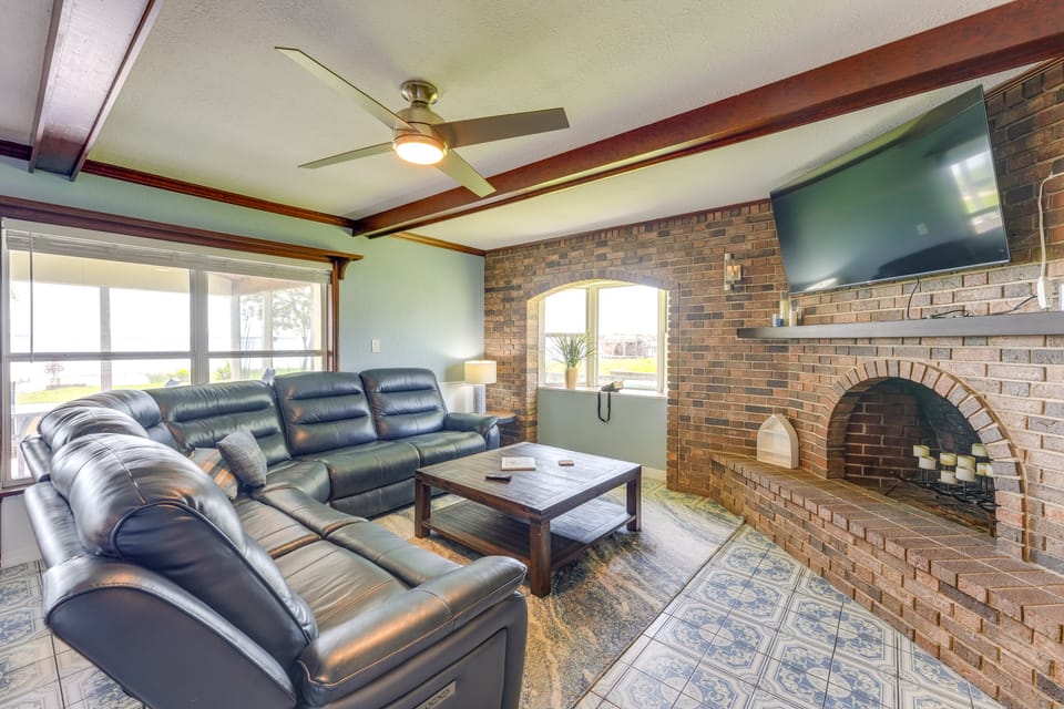 Lake Dora Escape: Canal Access & Seaplane Sights! Apartment in Tavares