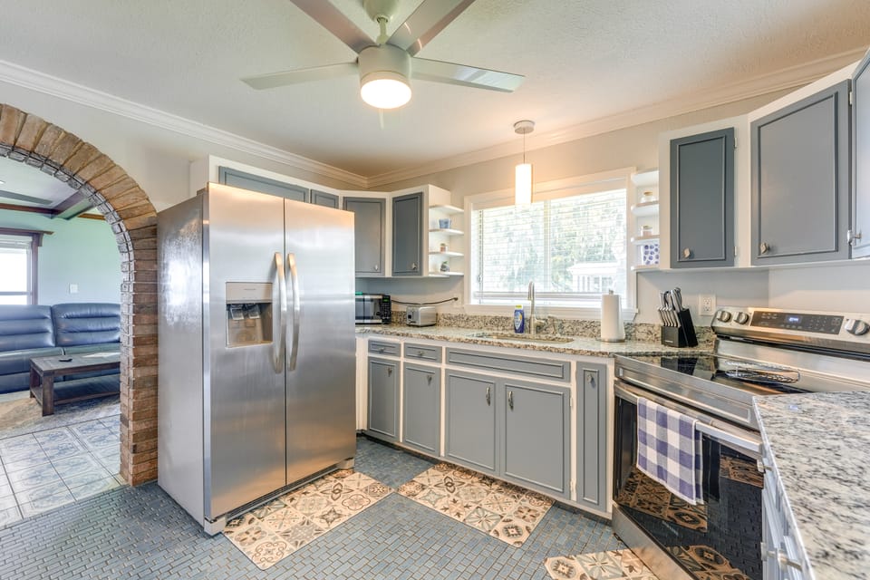 Lake Dora Escape: Canal Access & Seaplane Sights! Apartment in Tavares