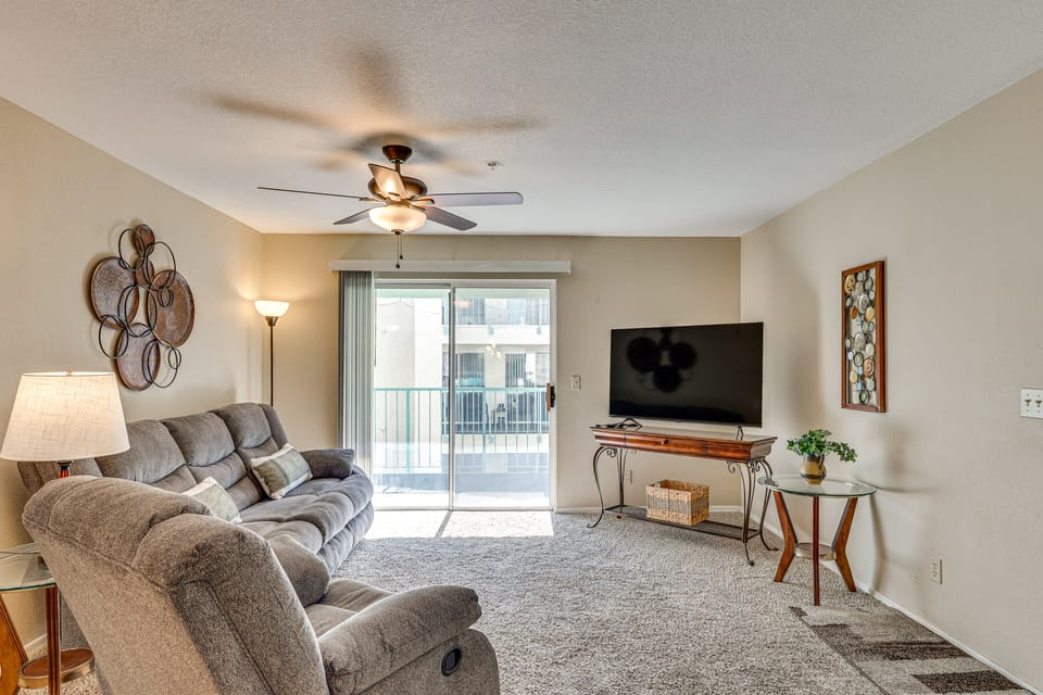 Community Pool & Gym: Apt 5 Mi to Laughlin Casinos Apartment in Bullhead City