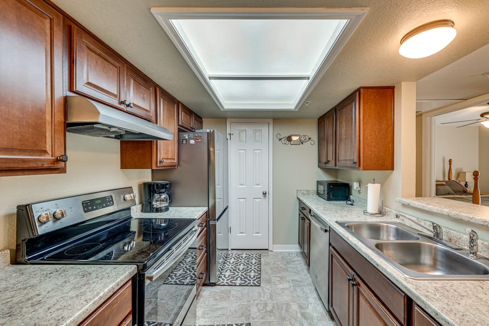 Community Pool & Gym: Apt 5 Mi to Laughlin Casinos Apartment in Bullhead City