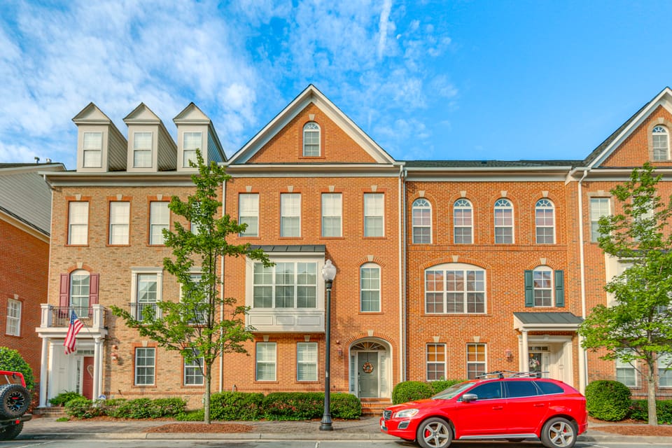 Modern 3BR Townhome | 3 Mi to Dulles & Reston TC Apartment in Herndon