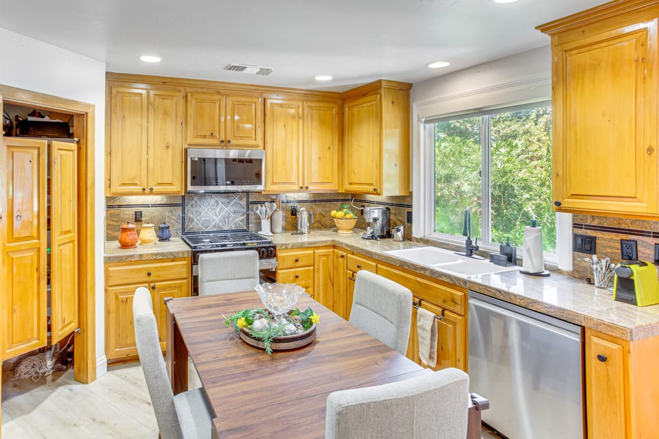 Hikers Haven! Forest-View Crestline Cabin House in Crestline