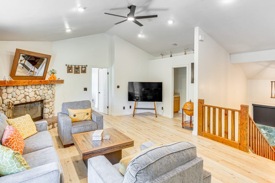 Forest Views & Fire Pit! Cozy Cabin in Crestline House in Crestline