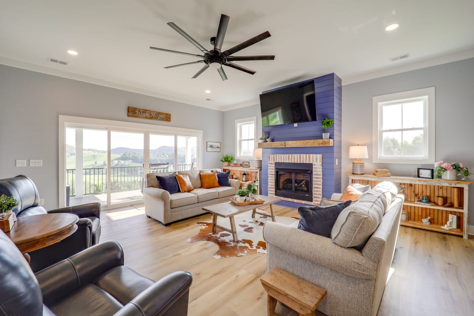 Mountain Views! New 4 BD Jefferson Luxe Home House in North Carolina