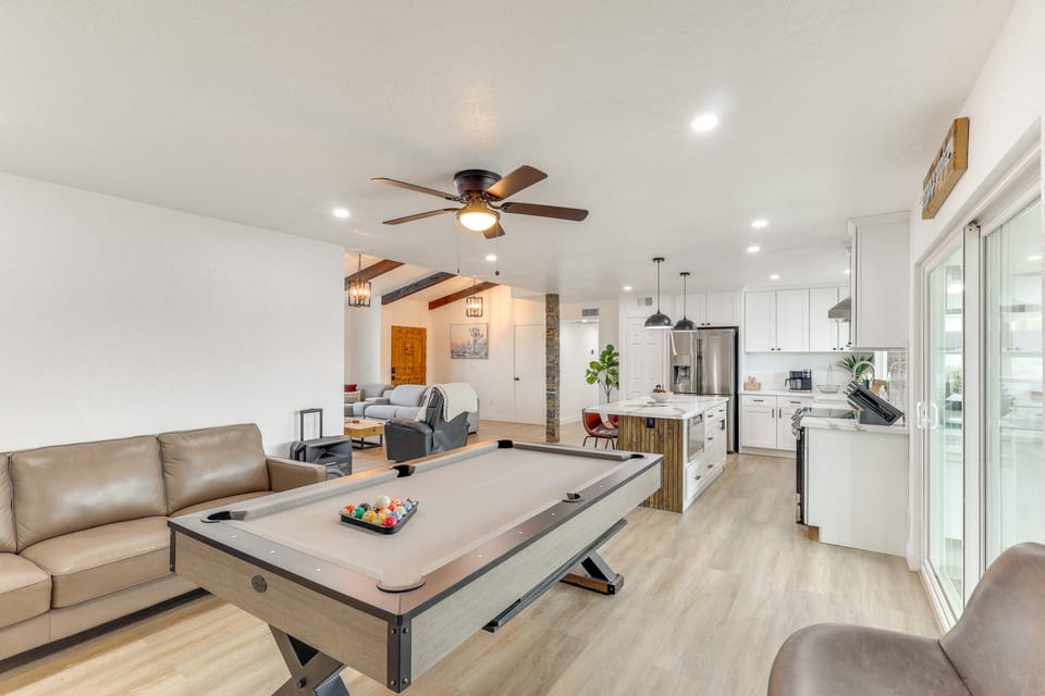 Poolside Relaxation: Group-Friendly Home in Havasu House in Lake Havasu City