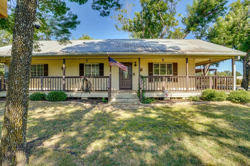 Quite Peace w/ Starry Nights: Ranch Home in Azle House in Fort Worth