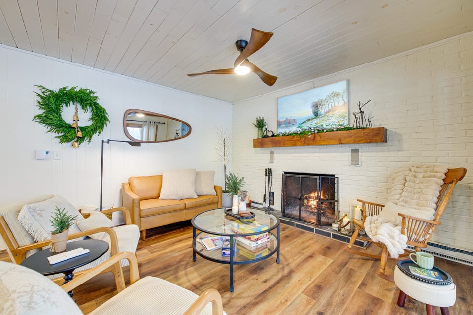 Waterfront Deck! Chic Lower Scott Lake Cottage Cottage in Michigan