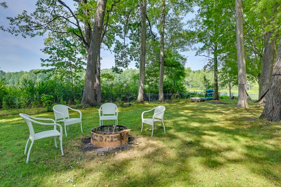 Waterfront Deck! Chic Lower Scott Lake Cottage Cottage in Michigan