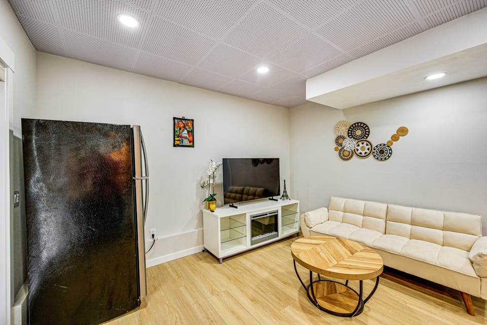 2 Mi to Des Moines Beach Park: Mod Des Moines Apt Apartment in Des Moines