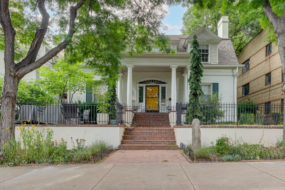 Walkable Apt w/ Off-Street Parking in Cheesman! Apartment in Denver