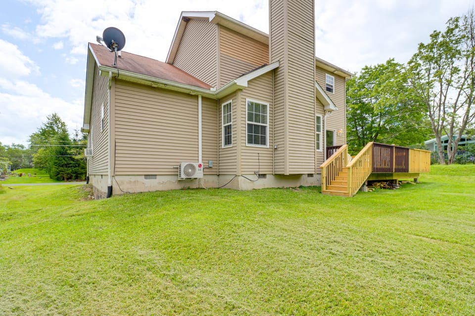 Family Retreat w/ 2 Game Rooms & Deck in Long Pond House in Pocono Mountains